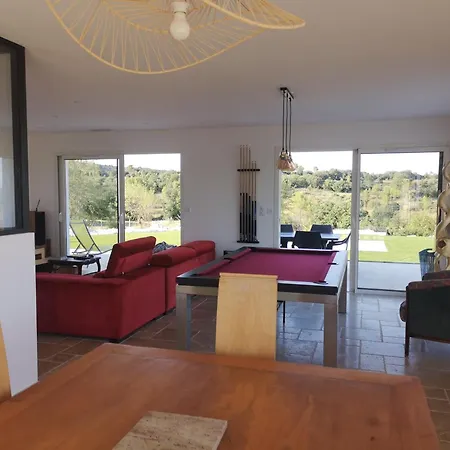 Invitation Au Voyage Indépendante Avec Piscine Billard Et Les Mages