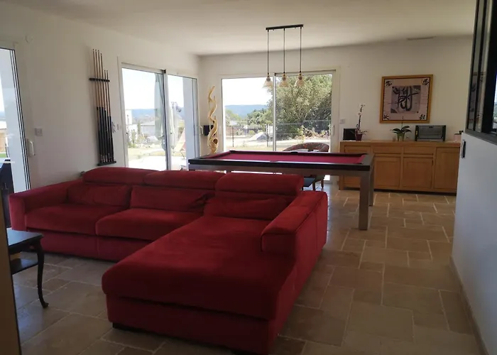 Invitation Au Voyage Independante Avec Piscine Billard Et * Les Mages