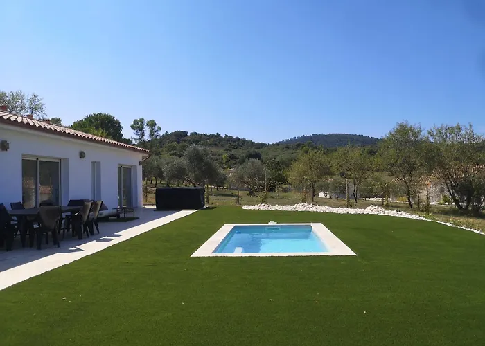 Invitation Au Voyage Independante Avec Piscine Billard Et Villa Les Mages
