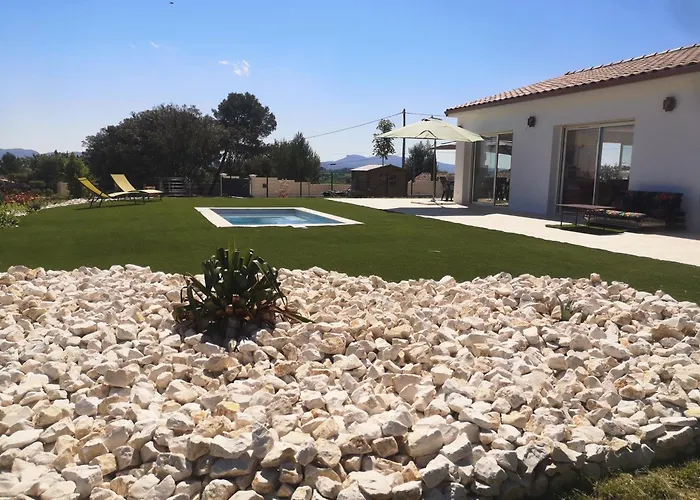 Invitation Au Voyage Independante Avec Piscine Billard Et Les Mages