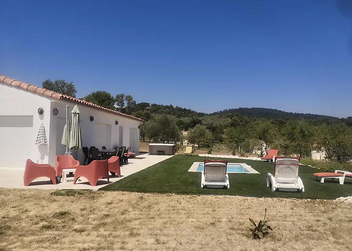Invitation Au Voyage Independante Avec Piscine Billard Et Les Mages
